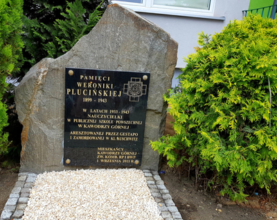 Obelisk upamiętniający Weronikę Plucińską, nauczycielkę Publicznej Szkoły Powszechnej w Kawodrzy Górnej, zamordowaną w KL Auschwitz.