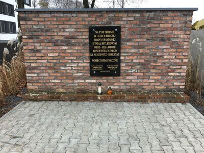 Tablica upamiętniająca teren podobozu „Gleiwitz I” KL Auschwitz  w Gliwicach.