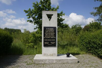 Pomnik z tablicą upamiętniający teren podobozu „Gleiwitz IV”  KL Auschwitz.