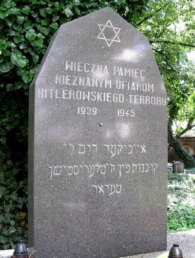 Pomnik upamiętniający Żydów zamordowanych przez Niemców w latach 1939-1945.