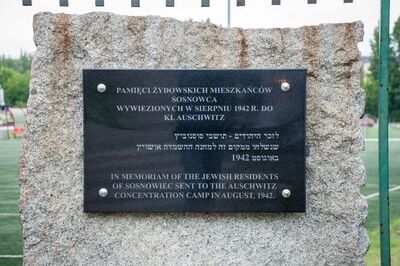 Tablica upamiętniająca wywiezienie Żydów w 1942 r. po likwidacji getta w Sosnowcu Środuli do KL Auschwitz.