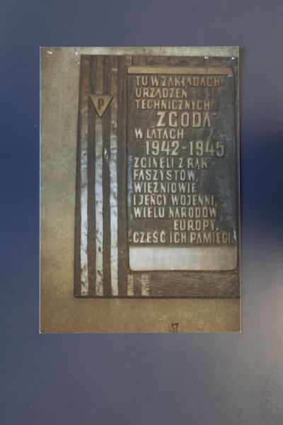 Tablica upamiętniająca miejsce pracy i śmierci więźniów podobozu „Eintrachthütte” KL 
Auschwitz na terenie &quot;Zgody&quot; w latach 1942-45.