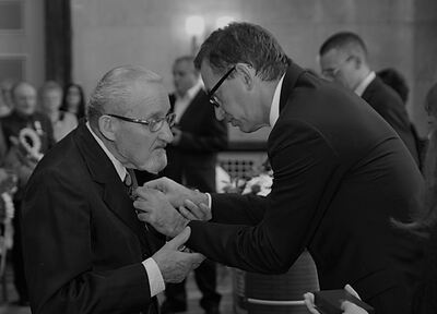 Prezes IPN dr Jarosław Szarek odznaczył śp. Józefa Kulę Krzyżem Wolności i Solidarności w Katowicach 30.09.2016 r. Fot. K. Liszka.