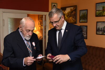 Wręczenie Krzyża Wolności i Solidarności Ignacemu Pietruszce. Fot. K. Liszka