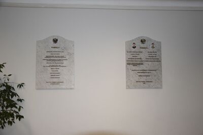 W Szkole Podstawowej nr 8 w Siemianowicach Śląskich katowicki IPN ufundował dwie tablice: pierwsza upamiętnia rodzinę Kobylców, druga  Józefa Skrzeka i Pawła Wójcika.