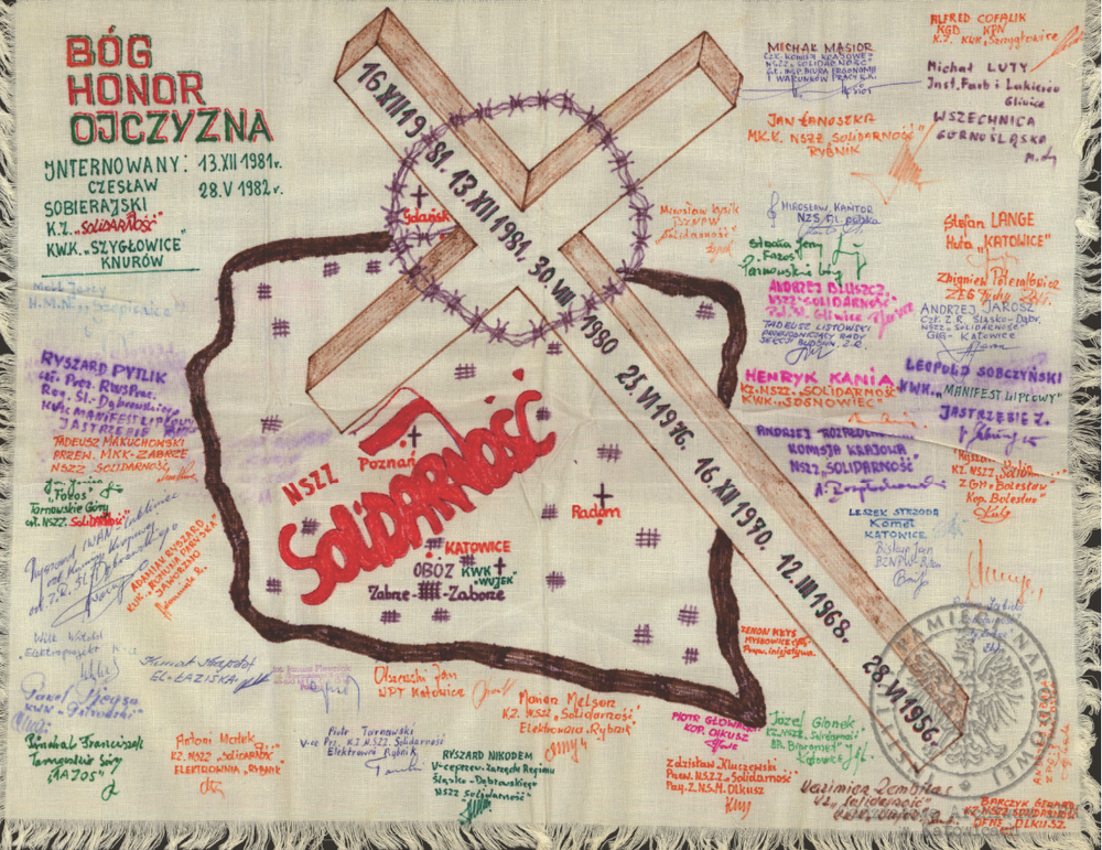 Makatki z podpisami internowanych ofiarowane Alfredowi Cofalikowi, pracownikowi KWK „Szczygłowice, organizatorowi NSZZ „S” i KPN w tej kopalni, z okresu internowania w Zabrzu-Zaborzu (AIPN Ka 043/1008, k. 19).