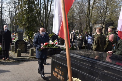 Złożenie kwiatów na grobie Wojciecha Korfantego na katowickim cmentarzu przy ul. Francuskiej. Fot. M. Kobylańska