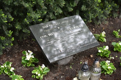 Delegacja katowickiego oddziału IPN  wraz z synem rotmistrza Andrzejem Pileckim złożyła kwiaty przy tablicy poświęconej rtm. Witoldowi Pileckiemu w Chorzowie.