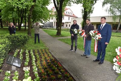 Delegacja katowickiego oddziału IPN  wraz z synem rotmistrza Andrzejem Pileckim złożyła kwiaty przy tablicy poświęconej rtm. Witoldowi Pileckiemu w Chorzowie.