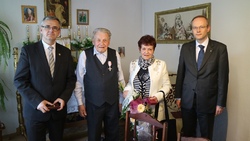 Od prawej: dr Łukasz Kamiński – prezes IPN, Irena Piętowska, Adolf Kaczkowski, dr Andrzej Sznajder – dyrektor Oddziału IPN w Katowicach