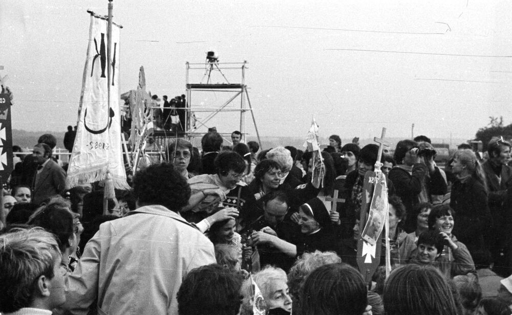 Zdjęcie ze spotkania z papieżem w Katowicach-Muchowcu, 20 czerwca 1983 r. (AIPN Ka 030/177, t. 3, k. 98/3)