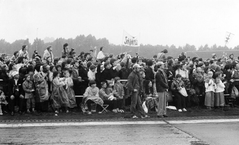 Zdjęcie ze spotkania z papieżem w Katowicach-Muchowcu, 20 czerwca 1983 r. (AIPN Ka 030/177, t. 3, k. 98/6)