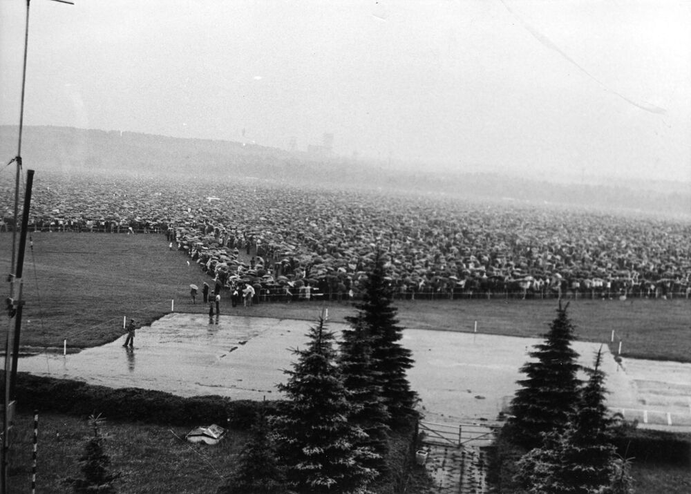 Zdjęcie ze spotkania z papieżem w Katowicach-Muchowcu, 20 czerwca 1983 r. (AIPN Ka 030/177, t. 3, k. 98/11)