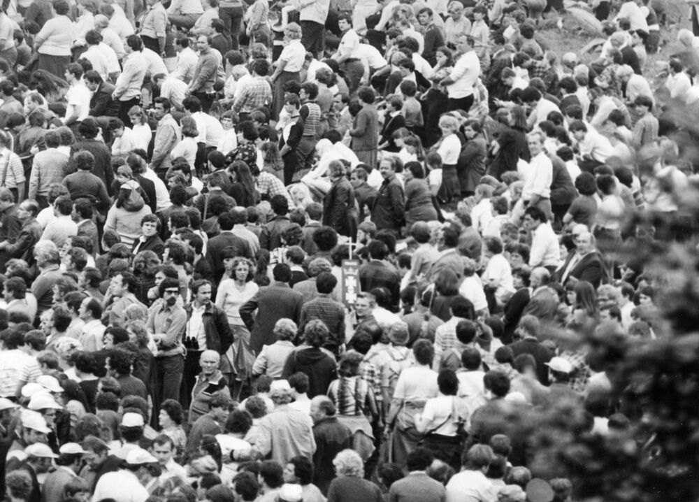 Zdjęcie ze spotkania z papieżem w Katowicach-Muchowcu, 20 czerwca 1983 r. (AIPN Ka 030/177, t. 3, k. 98/14)