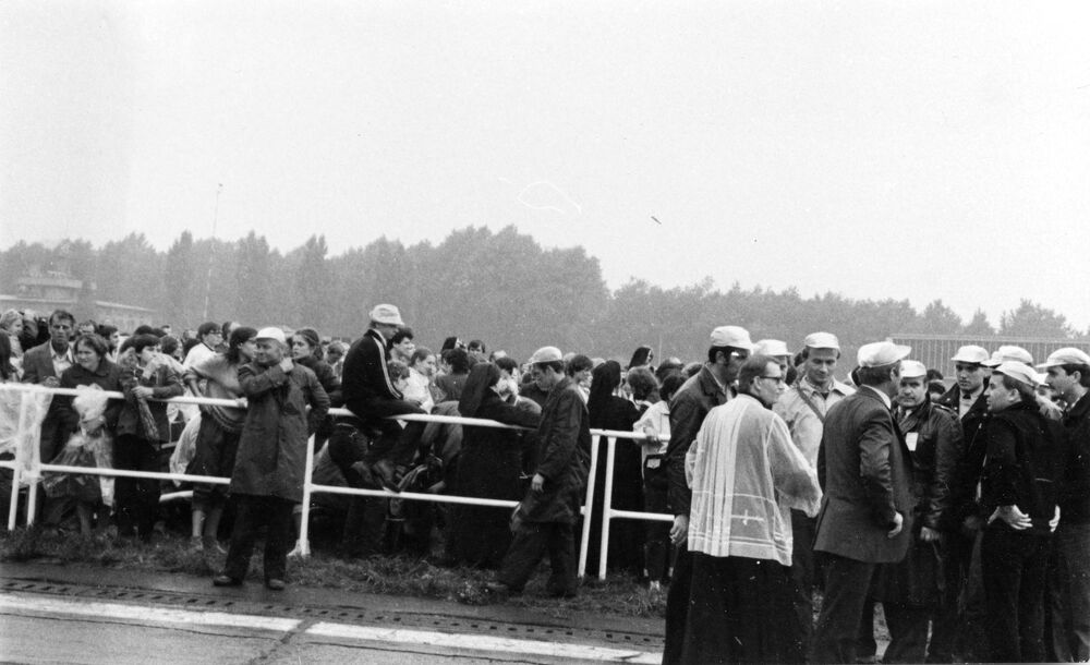 Zdjęcie ze spotkania z papieżem w Katowicach-Muchowcu, 20 czerwca 1983 r. (AIPN Ka 030/177, t. 3, k. 98/31)