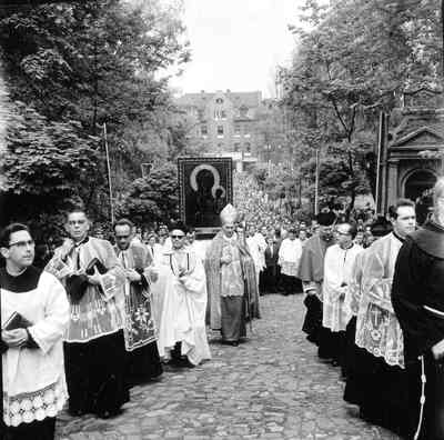 Obchody milenijne w Piekarach Śląskich 22 maja 1966 r., procesja na wzgórze kalwaryjskie