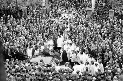 Męska pielgrzymka do Piekar Śląskich w 1973 r., powitanie biskupów