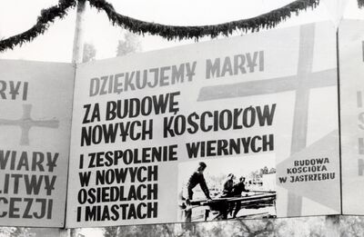 Męska pielgrzymka do Piekar Śląskich w 1977 r., jedna z tablic z problematyką poruszaną w trakcie pielgrzymki