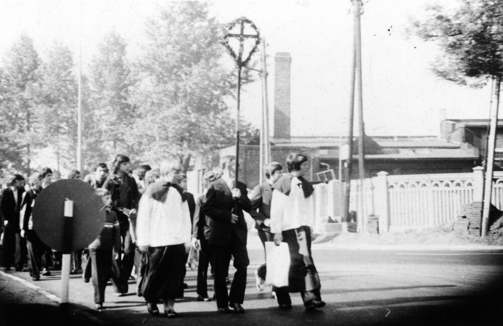 Męska pielgrzymka do Piekar Śląskich w 1977 r., pielgrzymka zdążająca do Piekar
