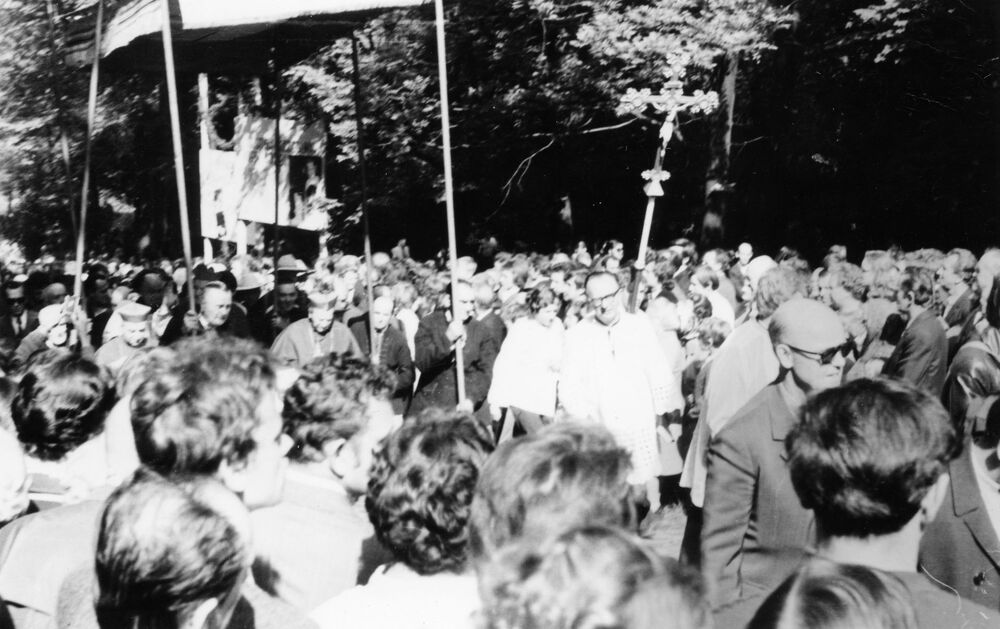 Męska pielgrzymka do Piekar Śląskich w 1977 r., procesja na wzgórze kalwaryjskie