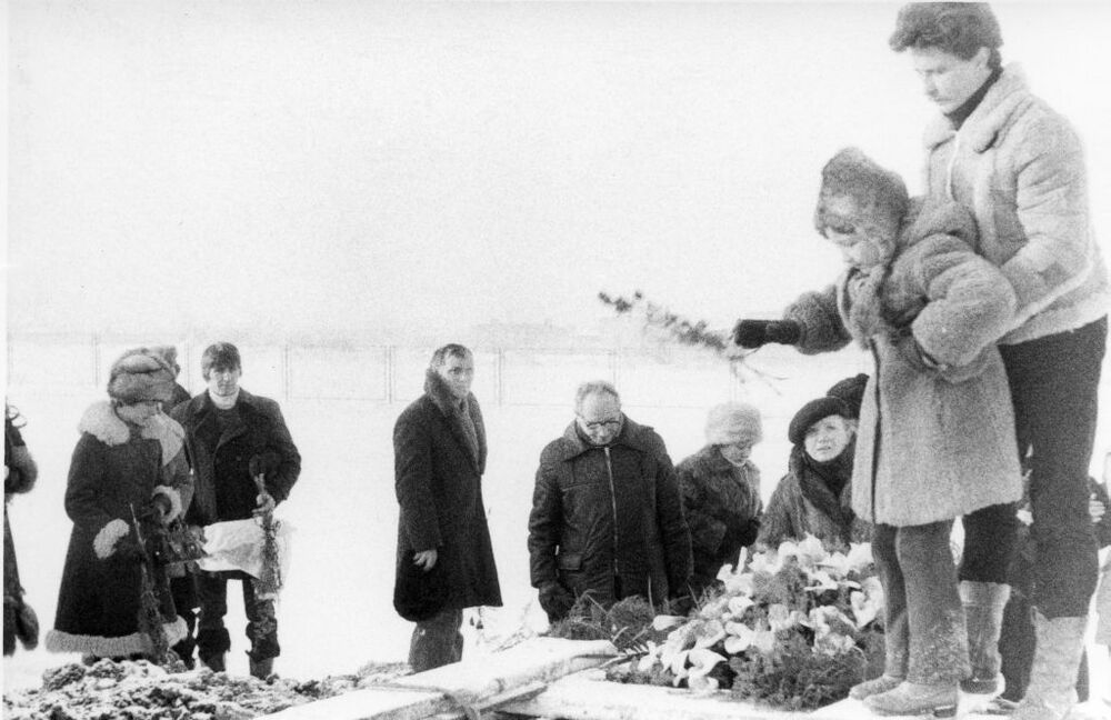 Uroczystości pogrzebowe Ryszarda Gzika, górnika, który został zastrzelony podczas pacyfikacji KWK „Wujek” (AIPN Ka 063/154, k. 115)