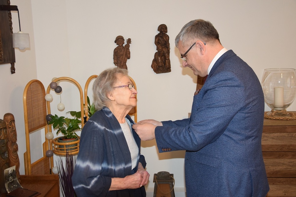 Wręczenie Krzyży Wolności i Solidarności Marii Magdalenie i Jerzemu Kazimierzowi Zagałom w Ustroniu.