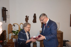 Wręczenie Krzyży Wolności i Solidarności Marii Magdalenie i Jerzemu Kazimierzowi Zagałom w Ustroniu.