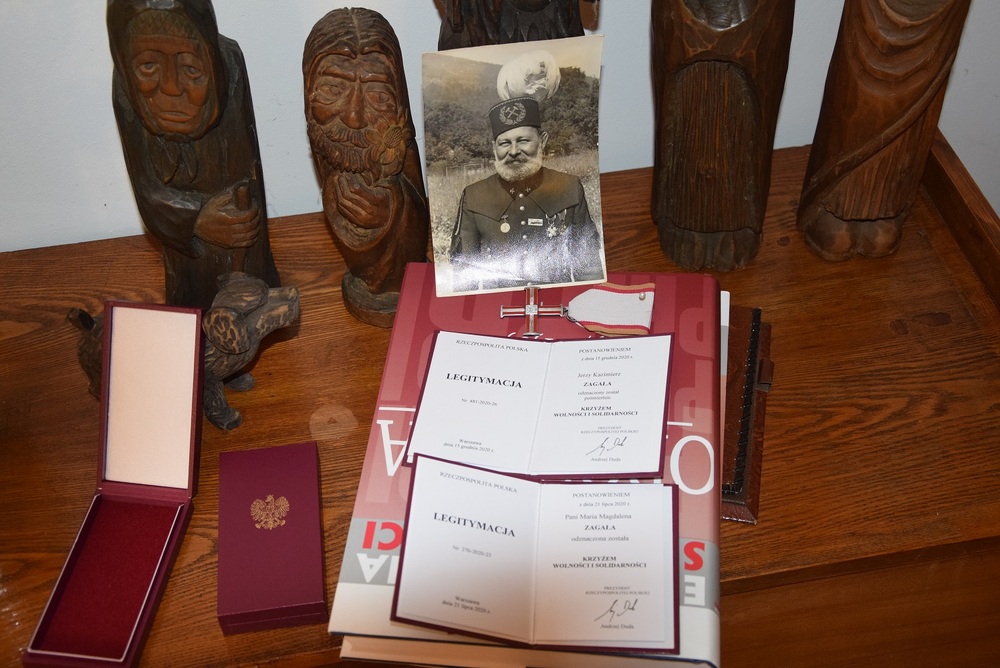 Wręczenie Krzyży Wolności i Solidarności Marii Magdalenie i Jerzemu Kazimierzowi Zagałom w Ustroniu.
