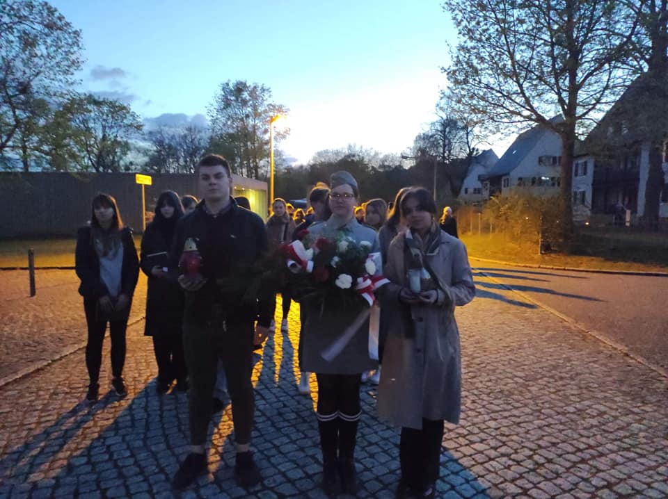 Złożenie kwiatów i zapalenie zniczy pod Totengangiem.