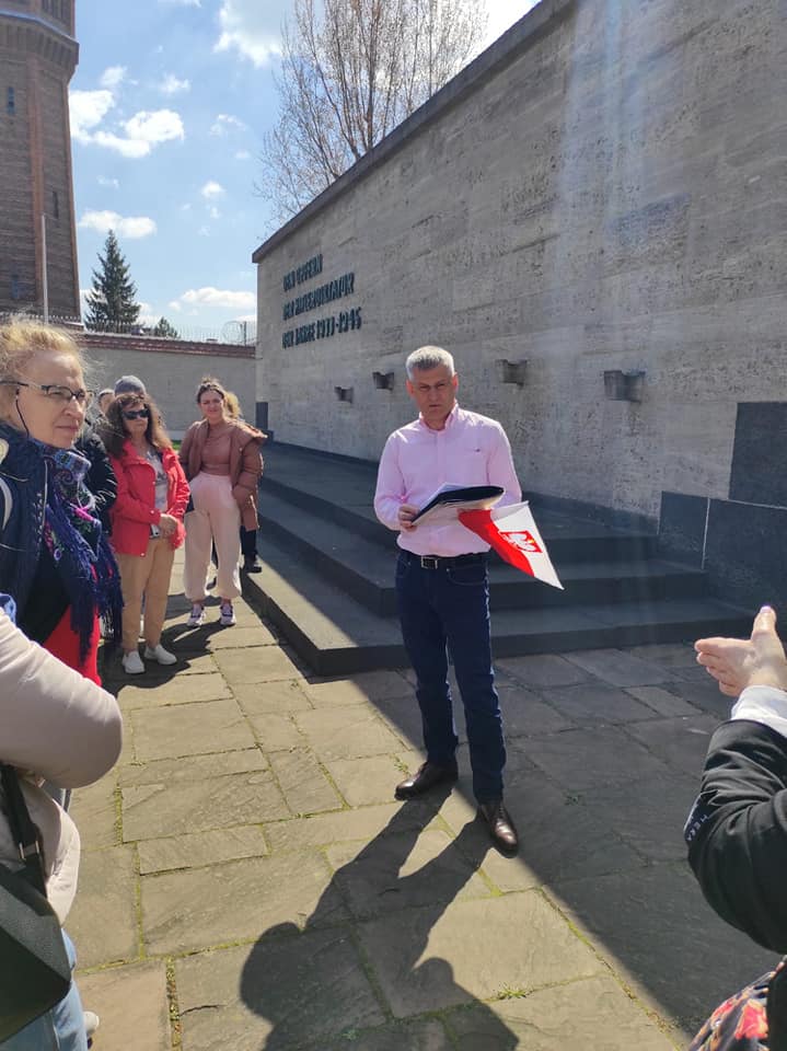 Paweł Woźniak oprowadza po Miejscu Pamięci w Więzieniu Plotzensee w Berlinie.