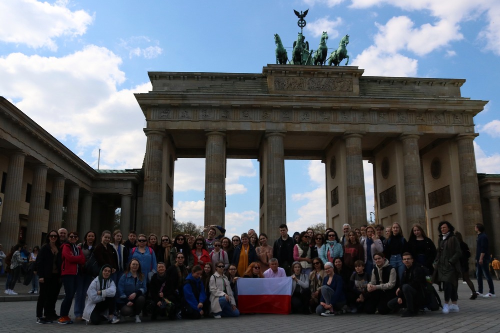 Wspólne zdjęcie pod Bramą Brandenburską w Berlinie.
