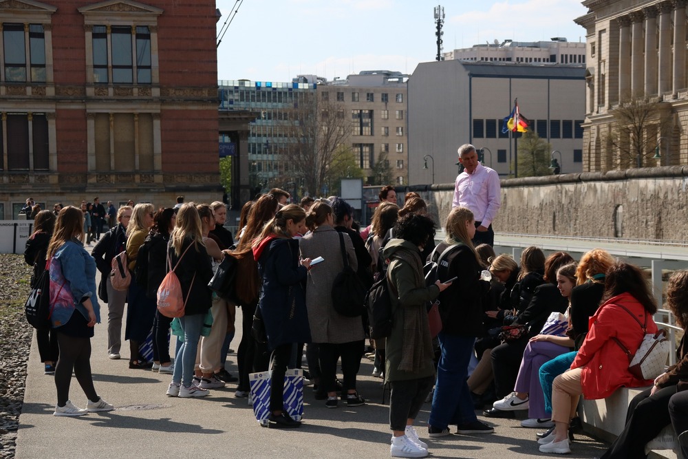 Berlin - zwiedzanie fragmentów Muru Berlińskiego oraz pozostałości po więzieniu Gestapo - "Muzeum Topografia Terroru".