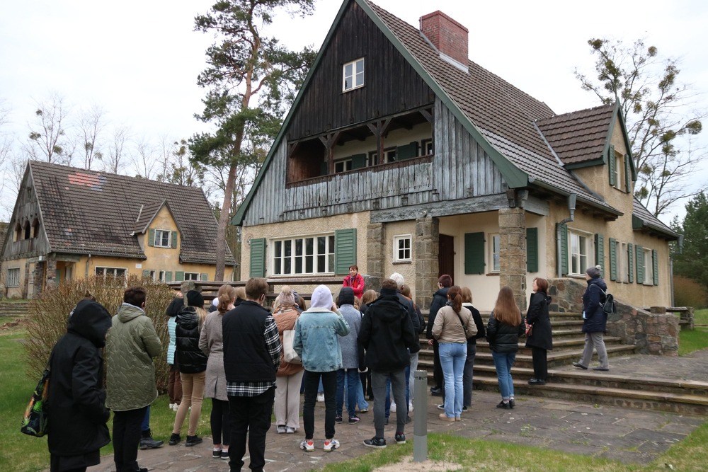 Zwiedzanie Miejsca Pamięci i Przestrogi Ravensbrück - dom komendantów obozu.