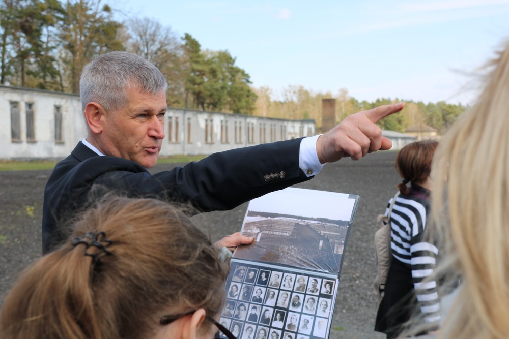 Paweł Woźniak oprowadza po terenie obozu (Miejsce Pamięci i Przestrogi Ravensbrück ).