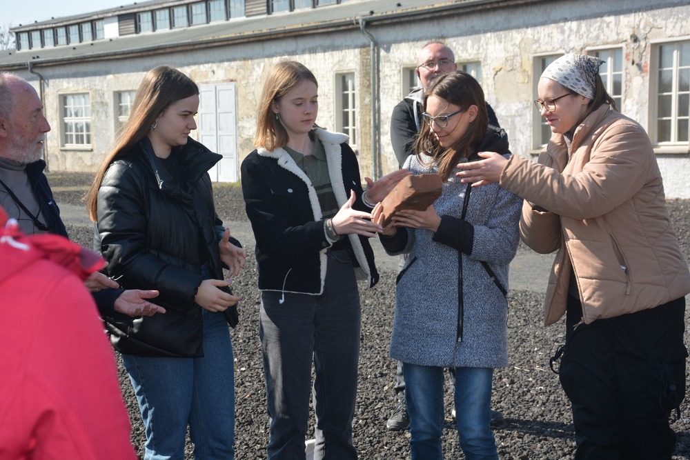 Doświadczenie z cegłą - prowadzi Michał Neumann (Miejsca Pamięci i Przestrogi Ravensbrück).