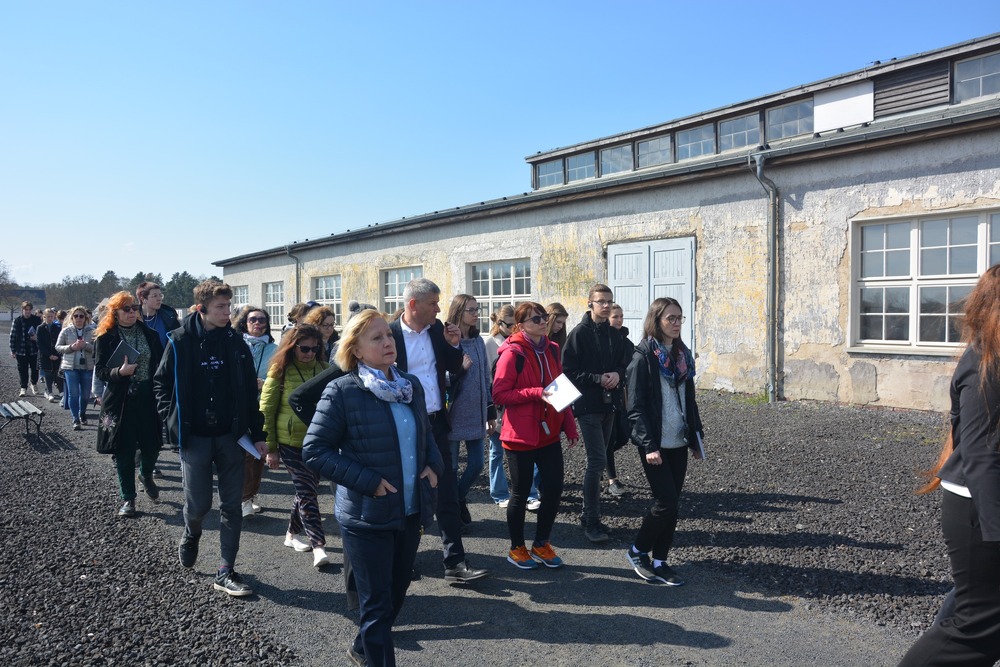 Przed budynkami szwalni, w których pracowały więźniarki (Miejsca Pamięci i Przestrogi Ravensbrück).