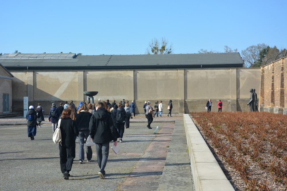 Ściana Narodów oraz mogiła zbiorowa, na której zasadzono Ravensbrucką Różę Zmartwychwstania (Miejsce Pamięci i Przestrogi Ravensbrück).