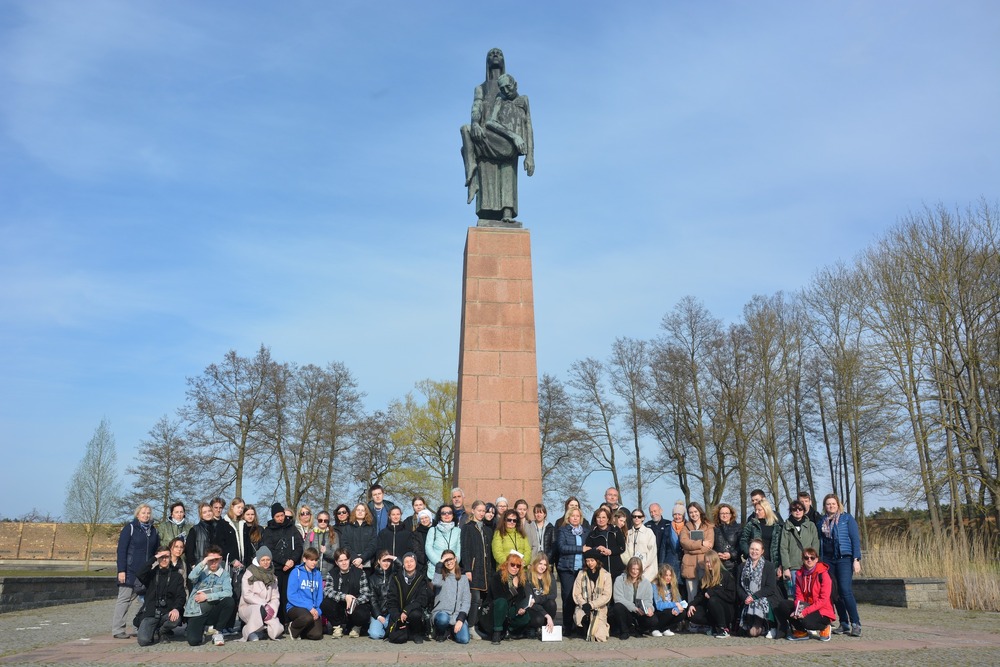 Wspólne zdjęcie pod pomnikiem "Niosąca" (Miejsce Pamięci i Przestrogi Ravensbrück).