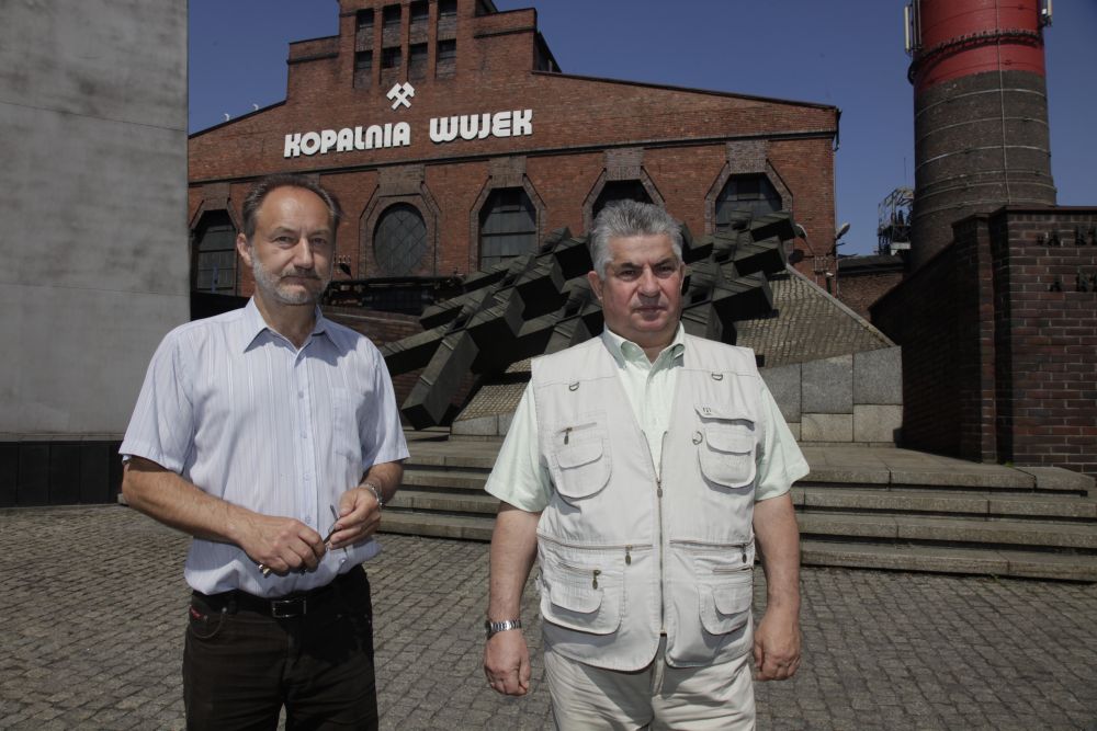 Krzysztof Pluszczyk i Stanisław Płatek ze Społecznego Komitetu Pamięci Górników KWK „Wujek” w Katowicach poległych 16 grudnia 1981 roku