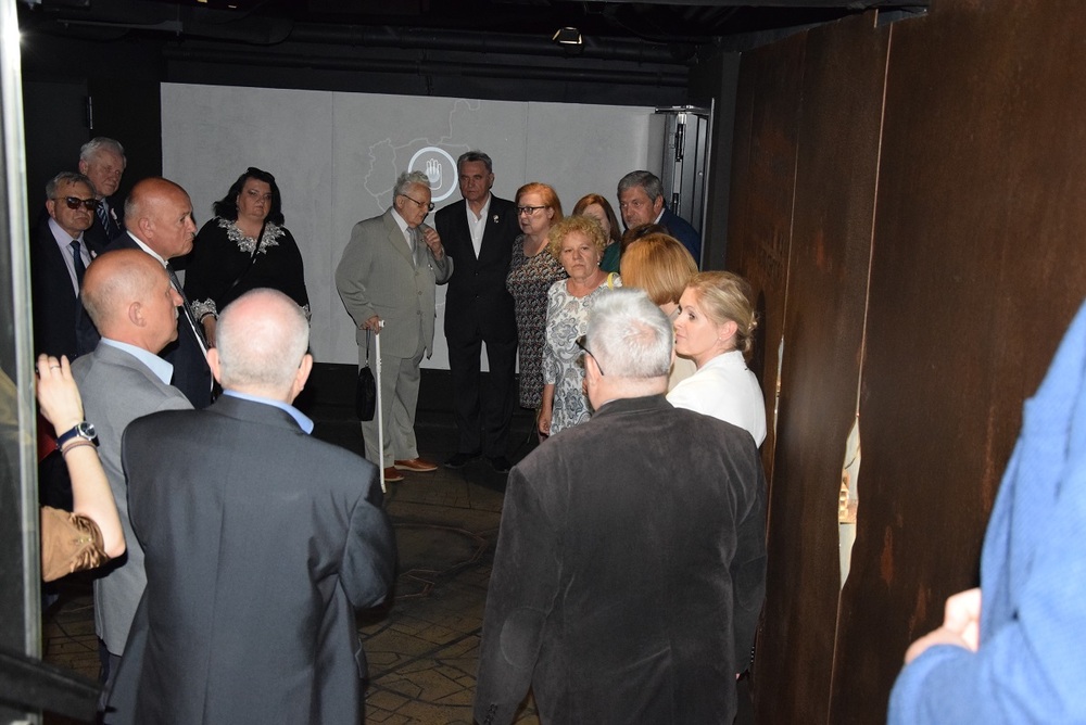 Zwiedzanie ekspozycji stałej Śląskiego Centrum Wolności i Solidarności. Fot. Tomasz Marszałek/ IPN