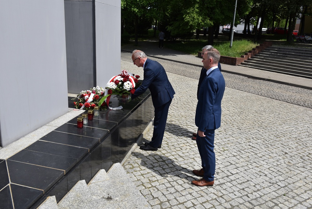 Dr hab. Krzysztof Szwagrzyk, zastępca prezesa IPN z dr. Andrzejem Sznajderem (IPN Katowice) oraz Robertem Ciupą (ŚCWiS) złożyli kwiaty pod Pomnikiem ku czci górników kopalni „Wujek” poległych 16 grudnia 1981 roku. Fot. Monika Kobylańska/IPN