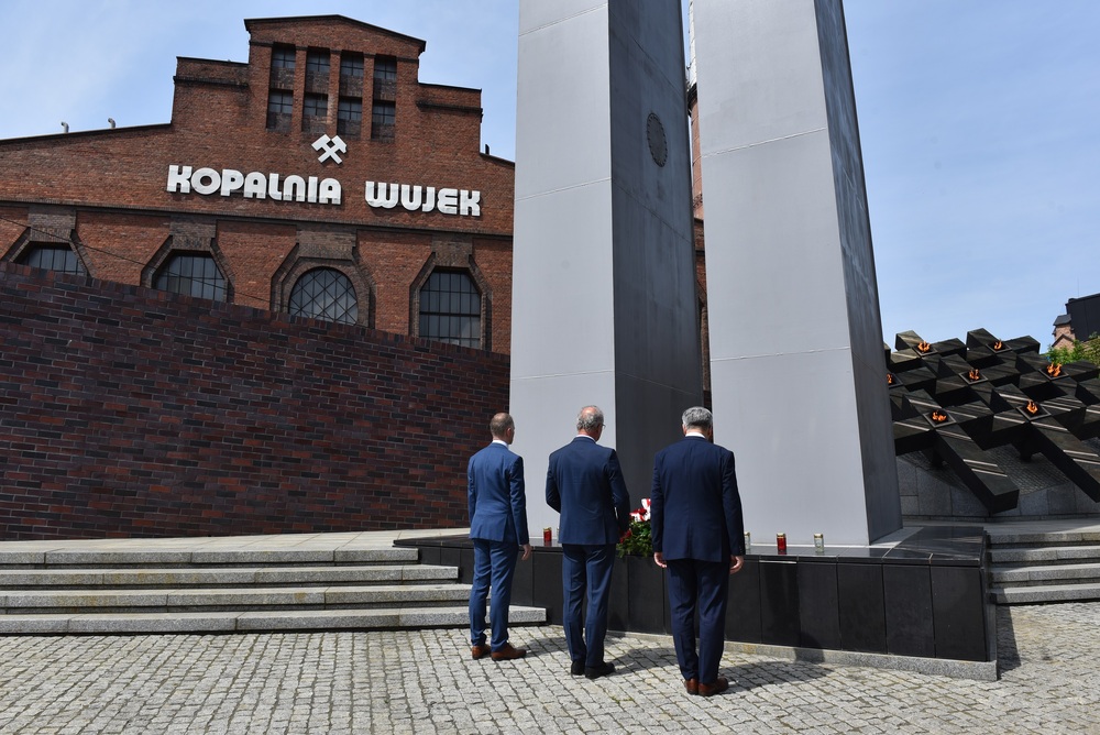 Dr hab. Krzysztof Szwagrzyk, zastępca prezesa IPN z dr. Andrzejem Sznajderem (IPN Katowice) oraz Robertem Ciupą (ŚCWiS) złożyli kwiaty pod Pomnikiem ku czci górników kopalni „Wujek” poległych 16 grudnia 1981 roku. Fot. Monika Kobylańska/IPN