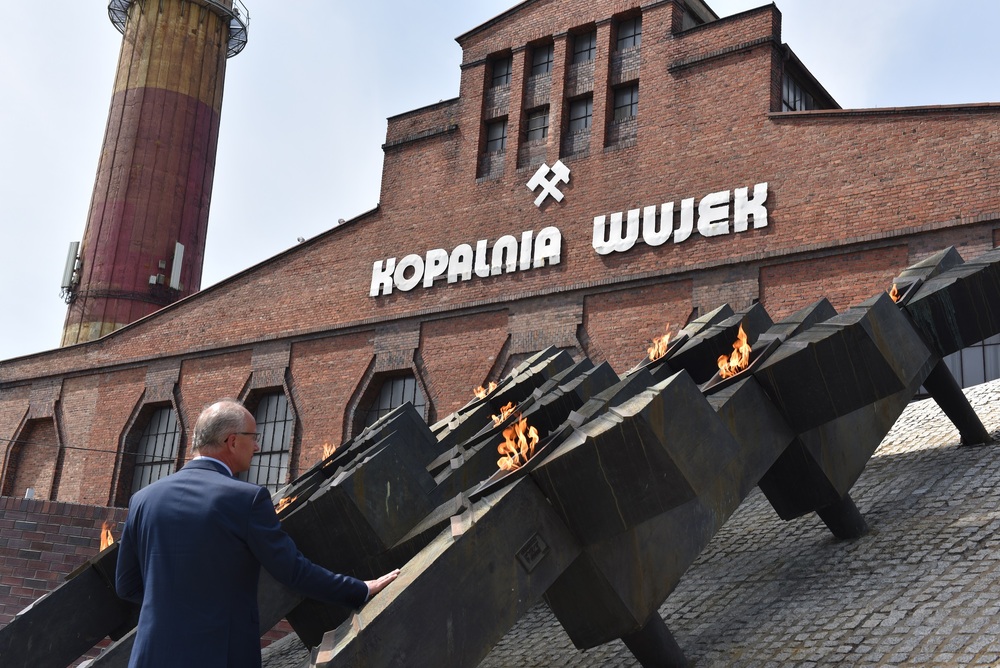 Dr hab. Krzysztof Szwagrzyk, zastępca prezesa IPN z dr. Andrzejem Sznajderem (IPN Katowice) oraz Robertem Ciupą (ŚCWiS) złożyli kwiaty pod Pomnikiem ku czci górników kopalni „Wujek” poległych 16 grudnia 1981 roku. Fot. Monika Kobylańska/IPN