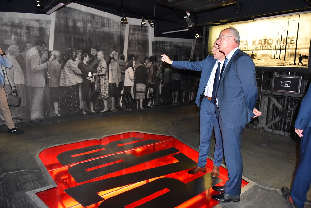 Zwiedzanie Śląskiego Centrum Wolności i Solidarności. Fot. Monika Kobylańska/IPN