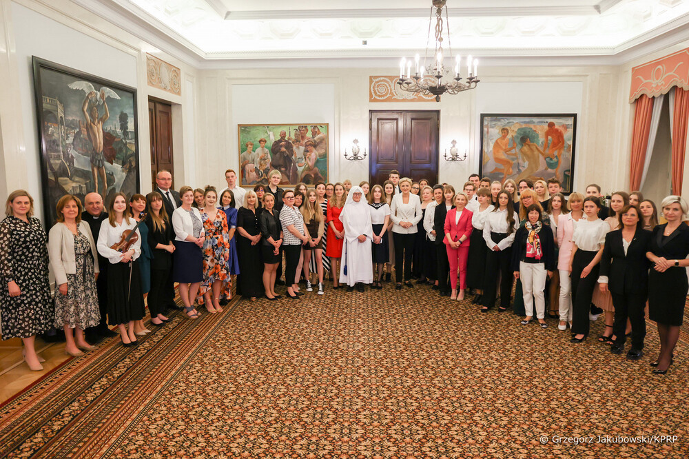 Finaliści konkursu recytatorskiego „W kręgu poezji i prozy lagrowej więźniarek KL Ravensbruck” spotkali się z honorowym patronem projektu, Małżonką Prezydenta RP Agatą Kornhauser-Dudą. Fot. KPRP