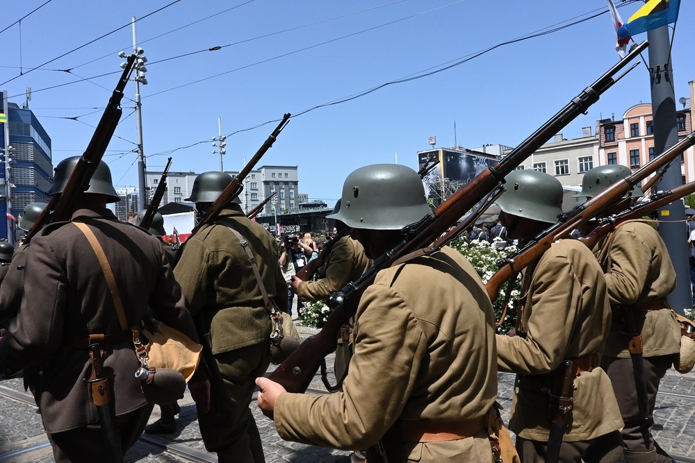 Inscenizacja wkroczenia Wojska Polskiego do Katowic. Fot. K. Liszka, M. Kobylańska/IPN