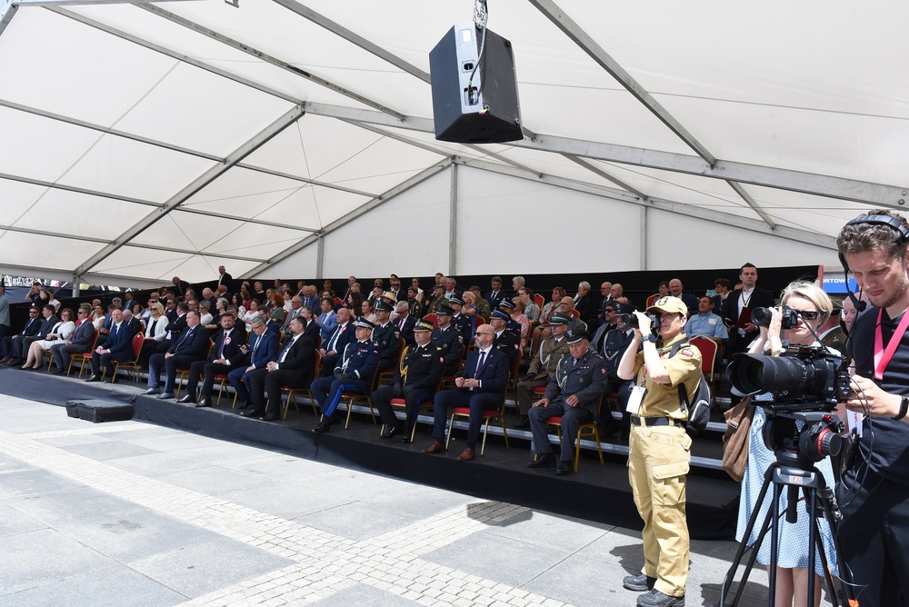 W południe na katowickim Rynku odbyła się inscenizacja wkroczenia Wojska Polskiego do Katowic oraz odsłonięcie tablicy pamiątkowej.  Fot. K. Liszka, M. Kobylańska/IPN