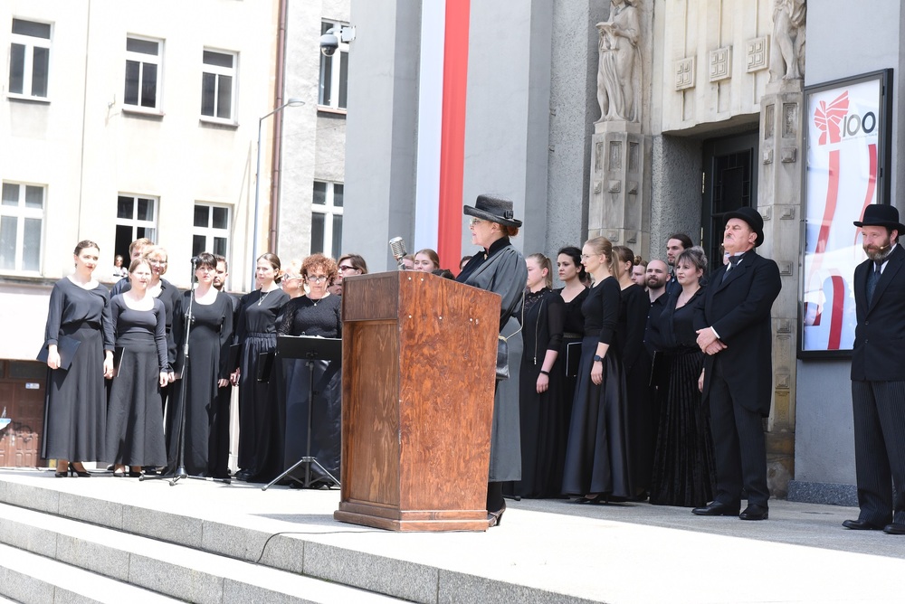 W południe na katowickim Rynku odbyła się inscenizacja wkroczenia Wojska Polskiego do Katowic oraz odsłonięcie tablicy pamiątkowej.  Fot. K. Liszka, M. Kobylańska/IPN