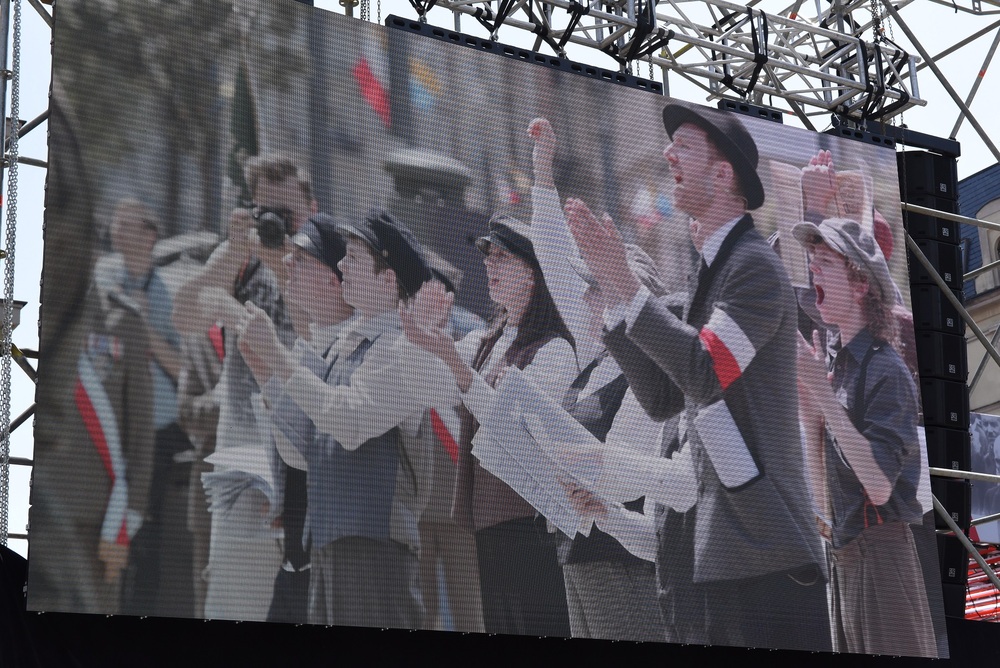 W południe na katowickim Rynku odbyła się inscenizacja wkroczenia Wojska Polskiego do Katowic oraz odsłonięcie tablicy pamiątkowej.  Fot. K. Liszka, M. Kobylańska/IPN