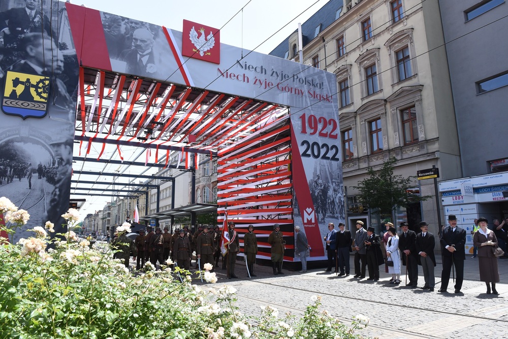 W południe na katowickim Rynku odbyła się inscenizacja wkroczenia Wojska Polskiego do Katowic oraz odsłonięcie tablicy pamiątkowej.  Fot. K. Liszka, M. Kobylańska/IPN